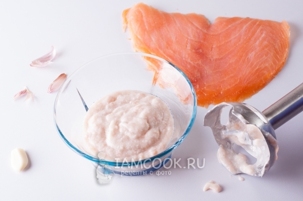 Измельчить рыбу с кокосовым кремом, чесноком и перцем