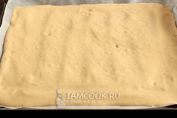 Распределить тесто по противеню