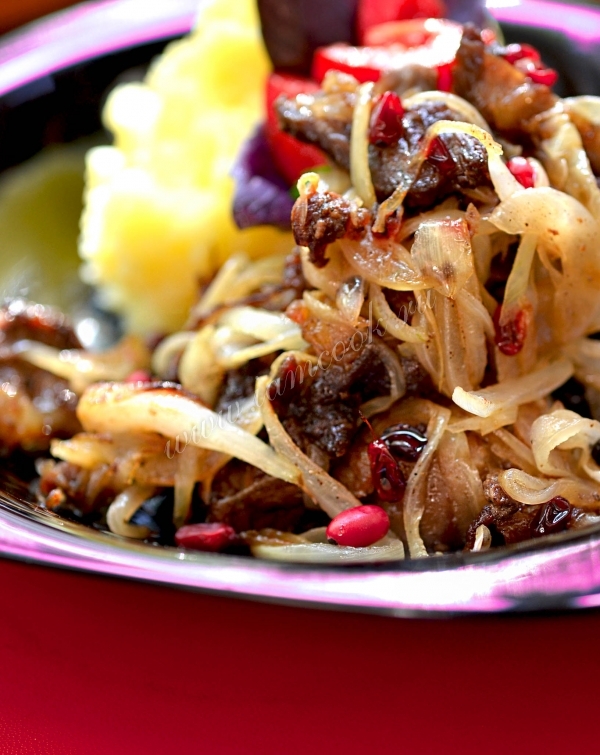 Фото говядины с луком и барбарисом