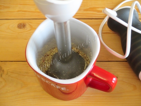 Измельчить миндаль блендером