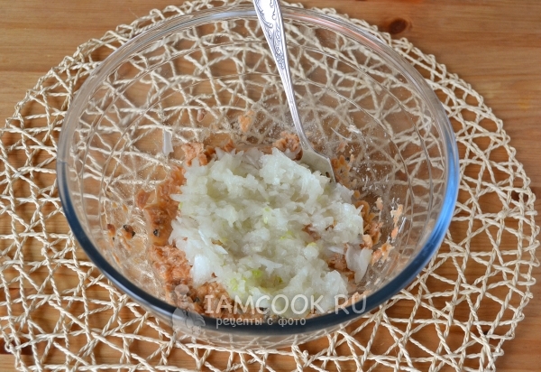 Соединить филе консервированной горбуши и лук