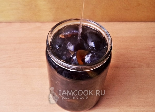 Залить сливы в банке кипятком