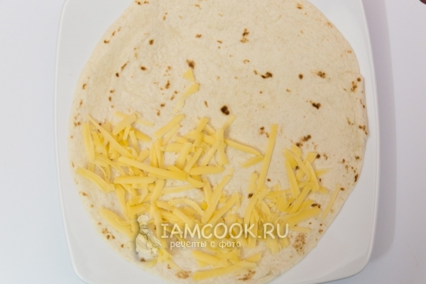 Посыпать лепешку сыром