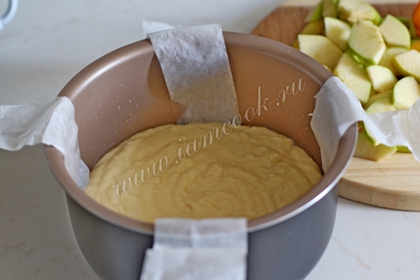 Тесто для фруктового пирога в чаше мультиварки