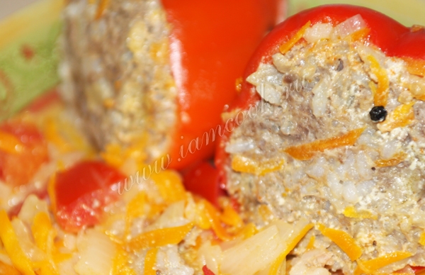 Перцы фаршированные мясом и рисом