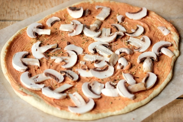 Шампиньоны на тесте