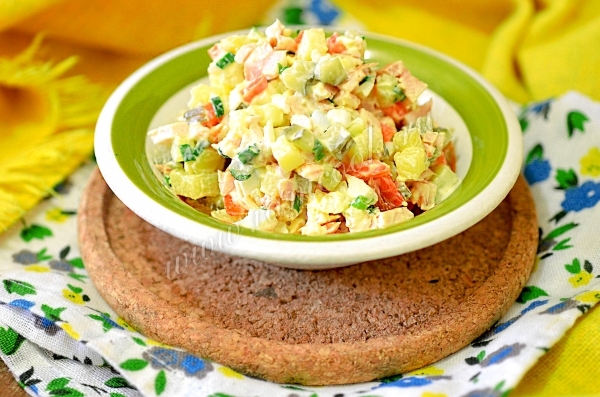 Салат оливье с копченостями