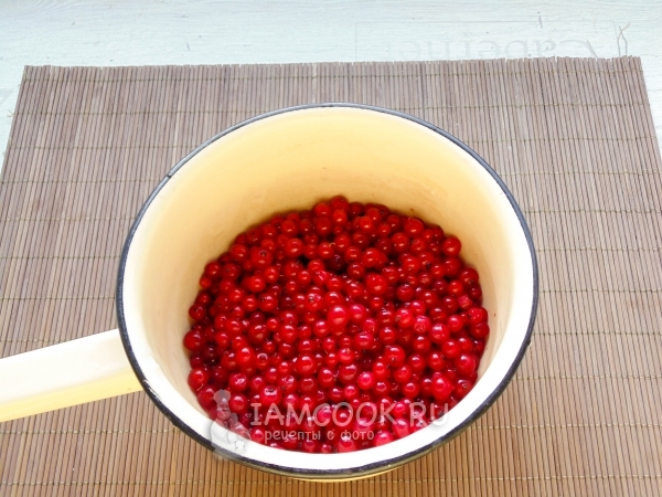 Положить смородину в кастрюлю