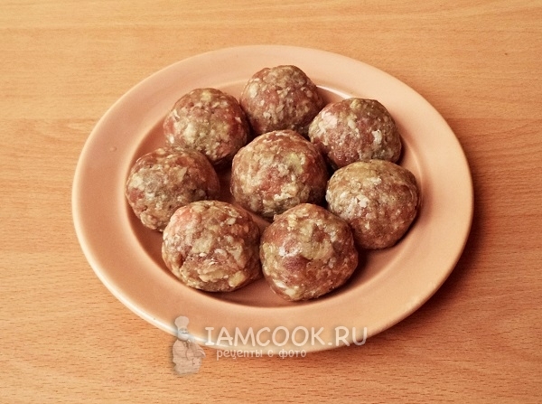 Сформировать из фарша шарики