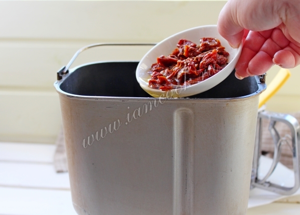 Добавить вяленные томаты