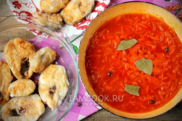 Добавить томатную пасту, лавровый лист и перец