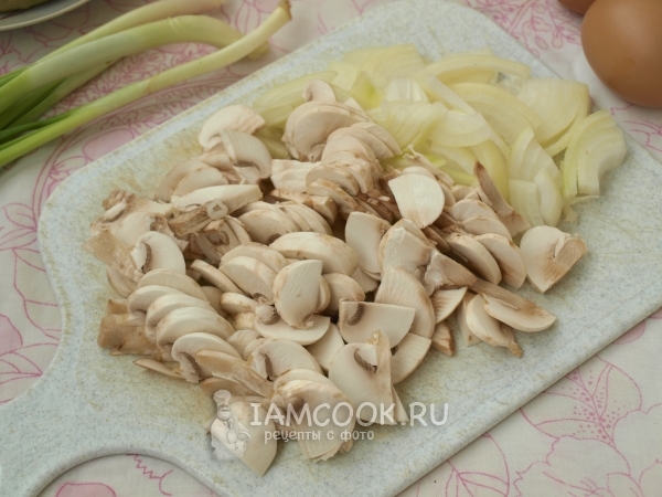 Порезать лук и грибы