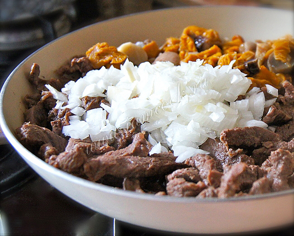 Обжарка говядины с луком