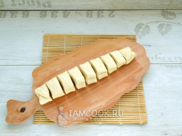 Порезать тесто на куски