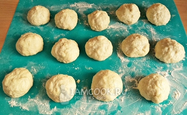 Скатать из теста шарики