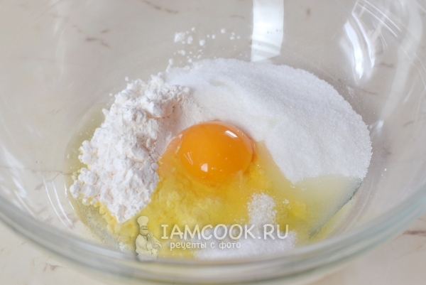 Соединить сахар, молоко, яйцо и крахмал