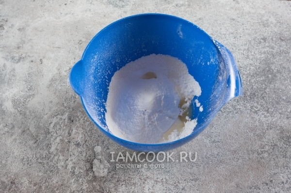 Смешать муку с сахарной пудрой, солью и лимонным соком