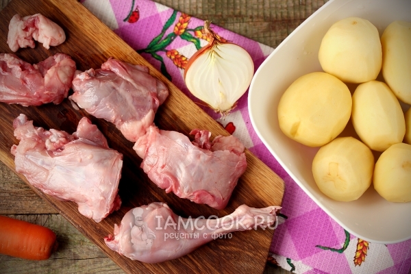 Почистить картофель и порезать кролика