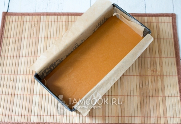 Перелить тесто в форму