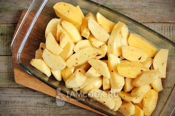 Смешать картофель со специями и солью