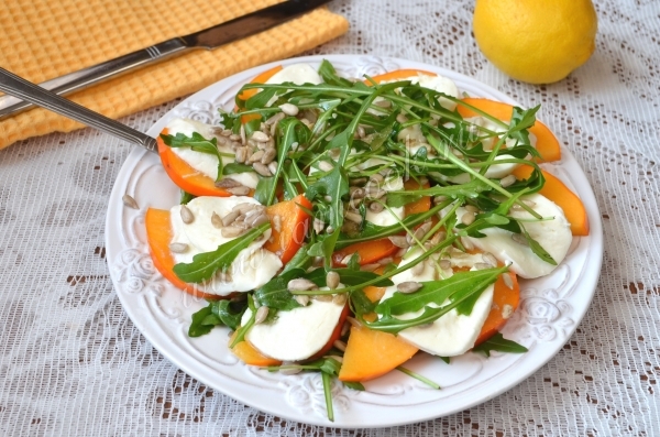 Рецепт салата из сыра моцарелла и хурмы