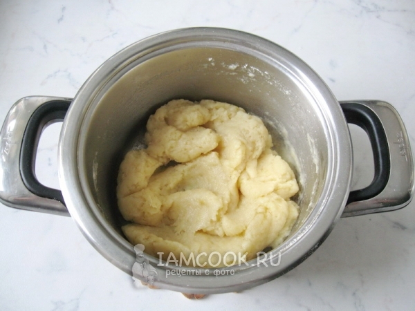 Замесить тесто на эклеры