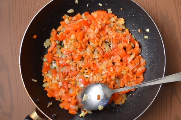 Тушение овощей для сырного супа