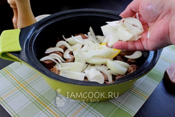 Добавить лук к мясу