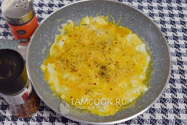 Всыпать соль и перец