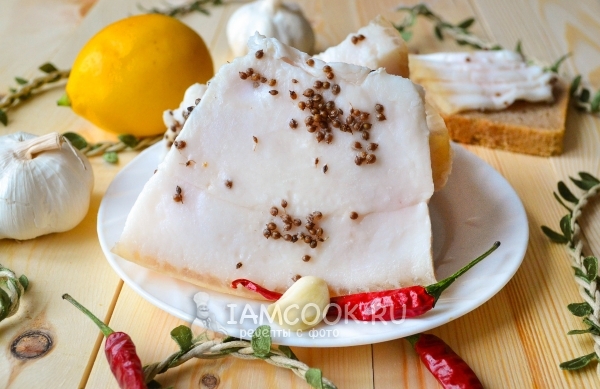 Готовое сало в рассоле в банке