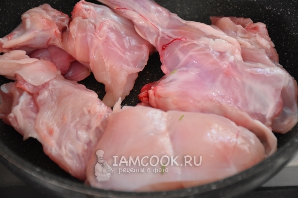 Положить кролика на сковороду