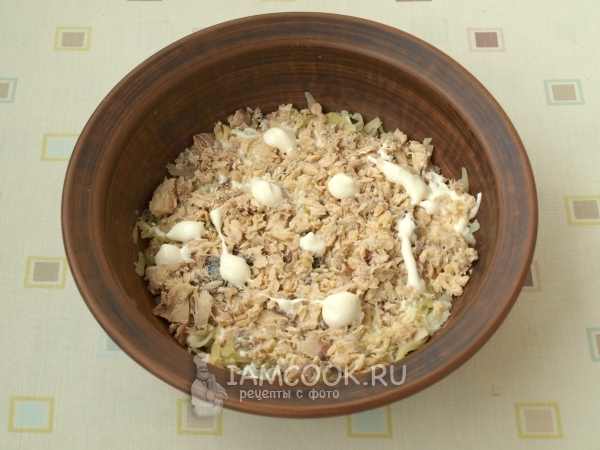 Положить горбушу и майонез