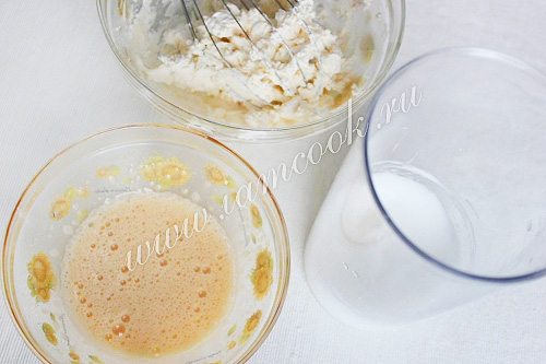 Взбили желтки, белки и маскарпоне