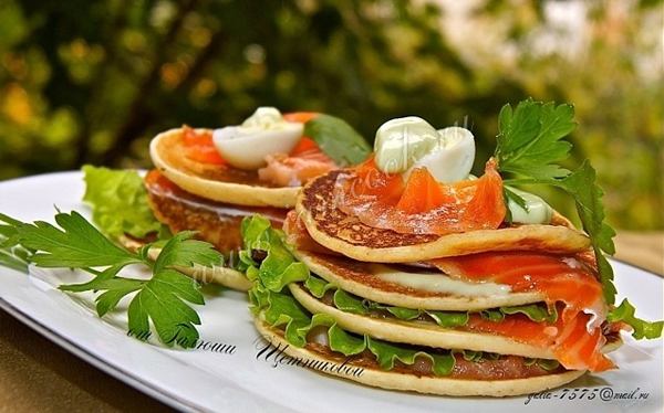 Блинчики с семгой слоями