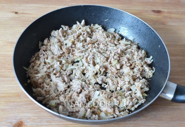 Обжарить лук с мясом