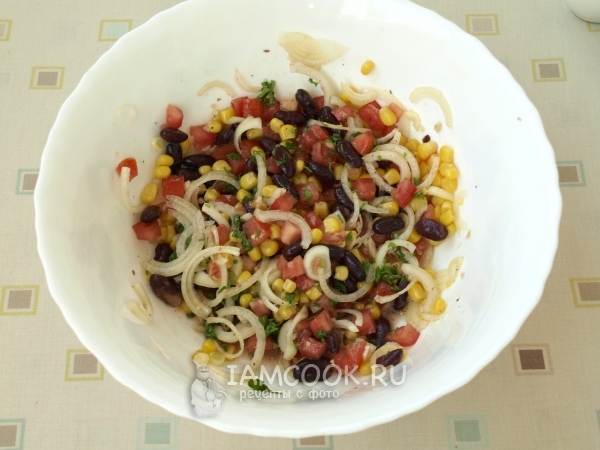 Готовый салат с фасолью и кукурузой