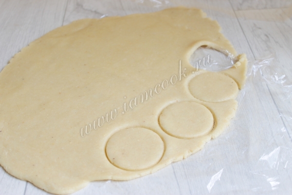 Вырезать заготовки из теста