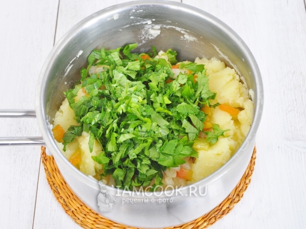 Положить в пюре овощи и сельдерей