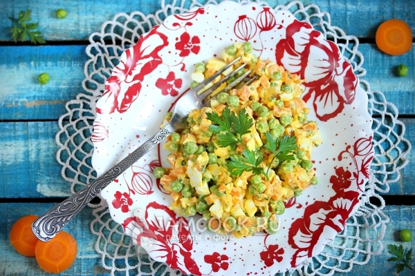 Фото салата из моркови, яиц и зелёного горошка