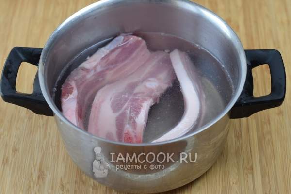 Положить мясо в кастрюлю с водой