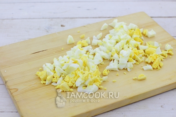 Нарезать яйца