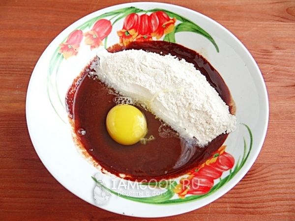 Добавить в шоколадную массу муку и яйцо