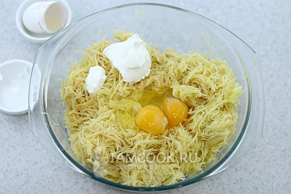 Положить яйца и сметану