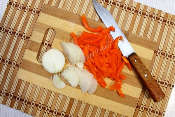 Порезать лук и сладкий перец