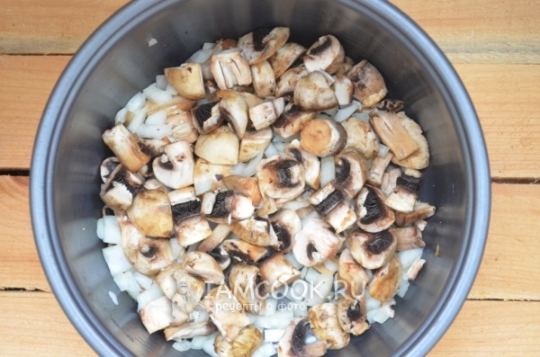 Обжарить грибы с луком