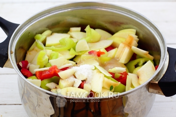 Овощи со специями в кастрюле