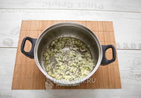 Обжарить лук