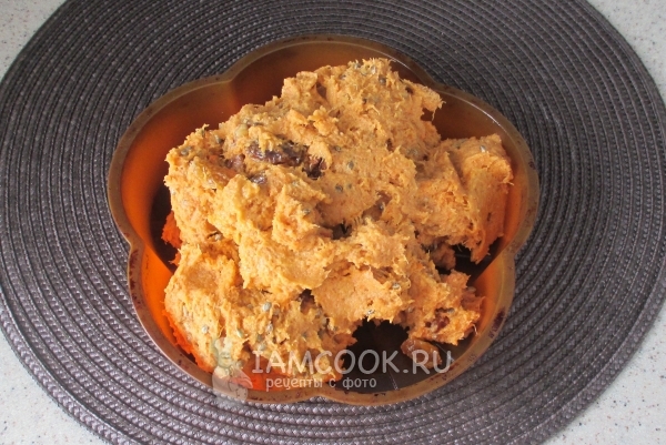 Переложить массу в форму