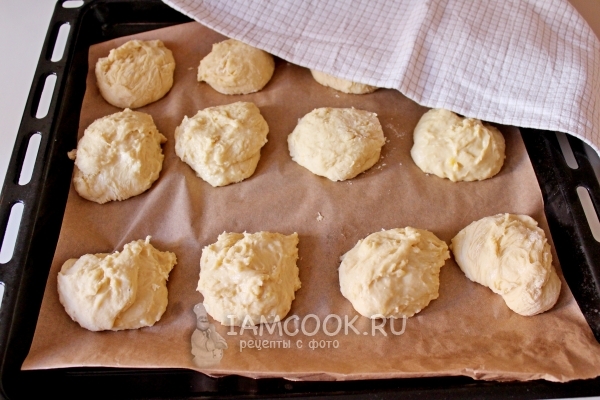 Положить булочки на противень