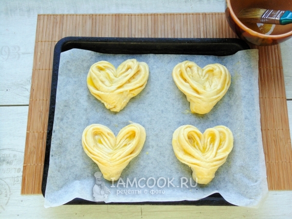 Смазать плюшки яичным желтком